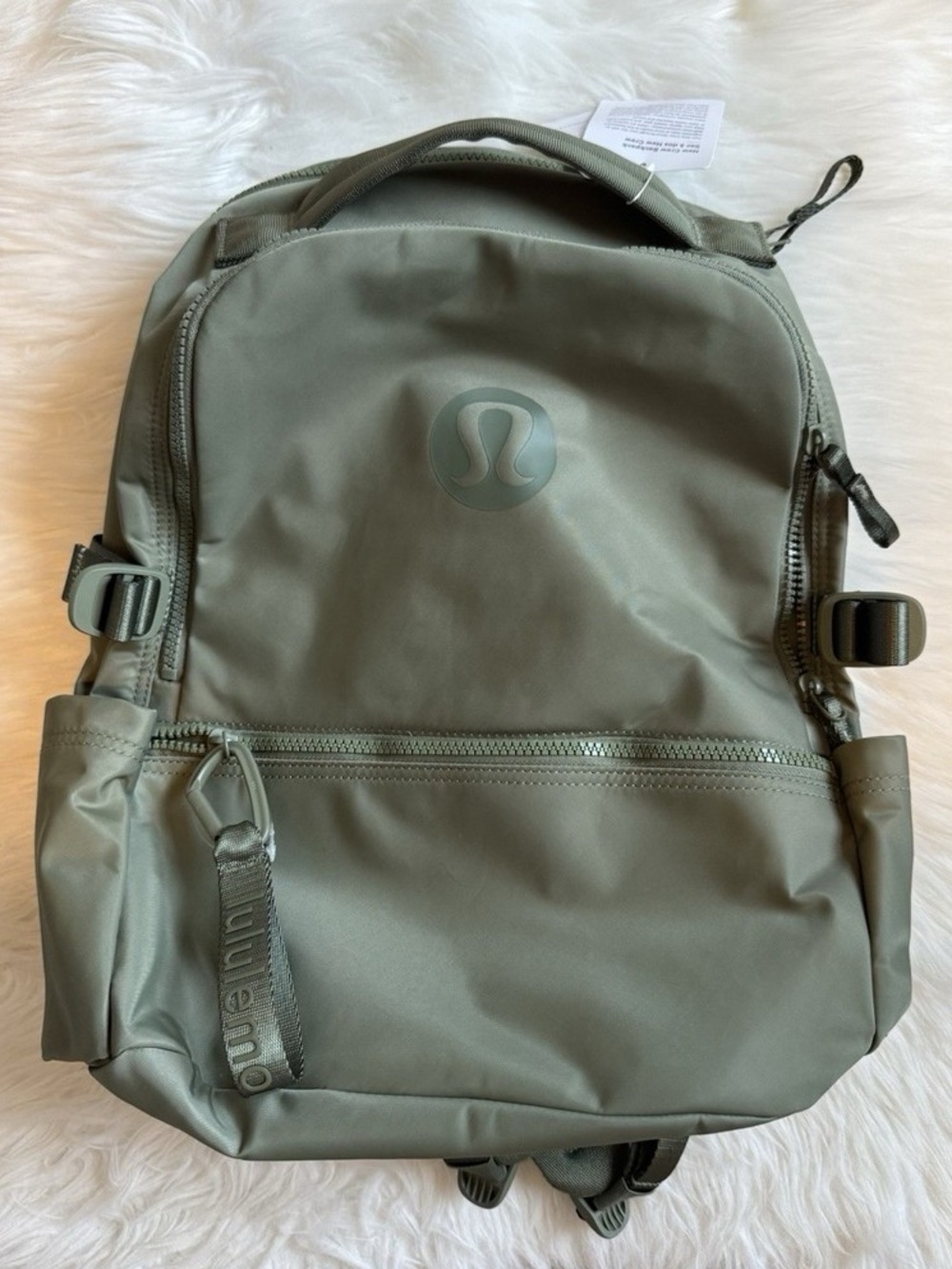 Lululemon New Crew Backpack 22L in Colour Bay Leaf (Olive Green) new with tags - Picture 8 of 16